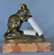 Ratón comiendo, escultura bronce firmado. C. Masson. Alto total: 10,5 cm.