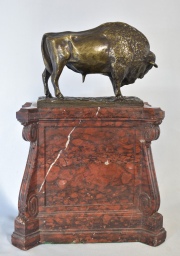 Bisonte, escultura de bronce patinado. Base de mármol, placa faltante. Alto total: 34 cm. Frente: 23 cm.