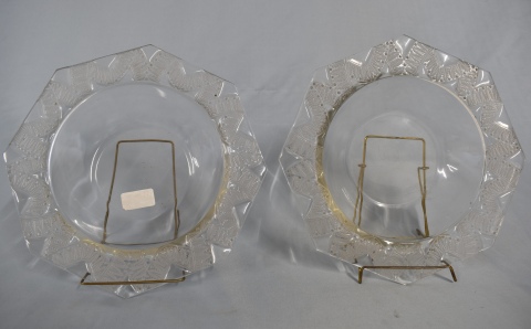 Par de centros de vidrio Lalique Art Decó. Frente: 28,8 cm.