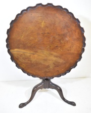Mesa tilt top circular inglesa, tapa de caoba con rajaduras. Diámetro: 83 cm. alto: 70 cm. Inglaterra, fines siglo XIX.