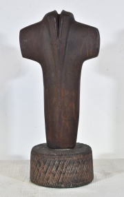 Escultura de Hernan, Dompé, Composición, hierro de fundición y base cementicia.
