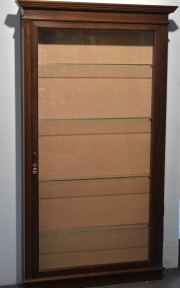 VITRINA DE EMPOTRAR, de madera de caoba con una puerta de vitres, con estantes interiores.
