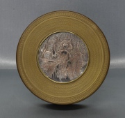 Caja de bronce con clise francés. Diámetro 13,5 cm.