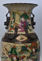 Vaso de cerámica oriental. Restauro en la boca, Alto: 35,5 cm.