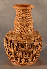 Vaso chino de marfil finamente tallao. Averías. Alto: 17 cm.