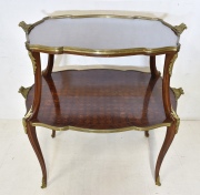 Mesa de té estilo Luis XV, 2 planos, con marquetería. Largo 78 cm. Prof.: 50 cm.