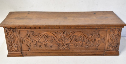 ARCON, madera de cedro y nogal, talla con decoración vegetal. Frente con gran talla en relieve