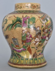 Vaso chino de porcelana, decoración de guerreros.
