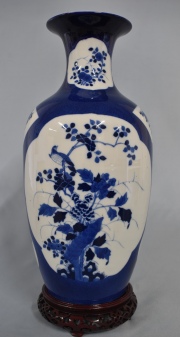 Vaso porcelana china, guarda motivos florales, base de madera calada,