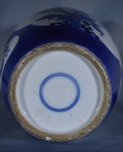 Vaso porcelana china, guarda motivos florales, base de madera calada,