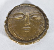 VISAGE, Medalla de bronce de Picasso, al dorso inscripción MADOURA...... PICASSO. Diámetro: 3,4 cm.