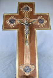 Crucifijo de cobre con potenzas. Alto: 42.5 cm.