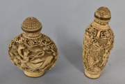 Dos snuff botlles, de pasta, ornamentados con motivos orientales.