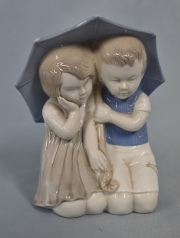 Niños bajo el paraguas, de porcelana Alemana. Alto: 13,5 cm.