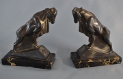 Apretalibros, dos carneros de bronce con base de mármol, averias y faltantes.