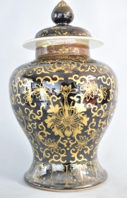 Potiche Chino porcelana negra con detalles dorados. Alto: 28 cm