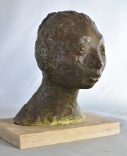 José Alonso. Cabeza femenina con rodete, escultura de bronce, base de mármol rectangular. Alto total: 20 cm.