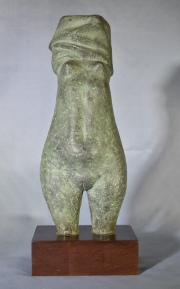 Vasco Prado. Tirando a Saia, escultura de bronce patinada verde (Joven sacándose la remera). Inicialada V.P. 18/20.