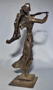 L.Juarez. Angel, escultura de metal, firmada en la base Juarez. Alto: 48 cm.
