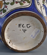 Vaso de cerámica europea. 33 cm.