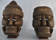 Dos mascaras Yoruba, Nigeria. Una con averías.