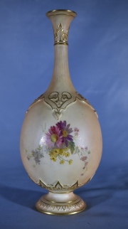 Vaso Royal Worcester. Porcelana. Alto: 24 cm.