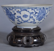 Bowl de porcelana oriental, con base de madera. Diámetro: 14 cm.
