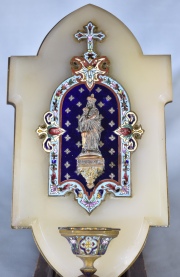 Pila de bronce cloissoné sobre placa de onix, imagen de la Virgen y El Niño.