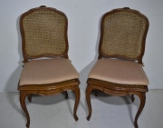 Diez sillas de comedor estilo Luis XV, con esterilla (1 esterilla con averías). Con almohadones.