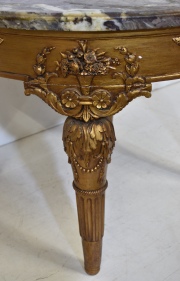 Mesa baja circular estilo Luis XVI, patina dorada, tapa de mármol con moldura. Restaurado. Diámetro 75 cm. Alto 55 cm