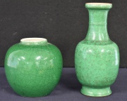 Dos vasos porcelana china, con esmalte verde craquelado. Alto: 22 y 13 cm.