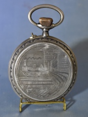 Reloj de bolsillo con detalle de escudo argentino. Diámetro: 6,5 cm.