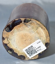 Vaso cerámica chino, esmalte marrón. Etiqueta de Kerteux en la base, con desperfectos. Alto: 11.3 cm.
