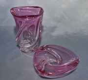 Centro y vaso de vidrio rosa y neutro torzado. Etiqueta de Val St' Lambert. Alto 17 cm. 2 Piezas.