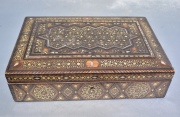 Caja marroqui de madera con marqueterie con flores y estrellas, algún faltante. Mide: 27 x 18 x 7 cm.