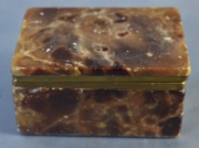 Caja rectangular de alabastro, cierre de bronce. Desgastes. Frente: 13 cm.