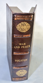 Caja War And Peace, simulando libro. Mide: 26 x 28 x 6,5 cm.