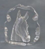 Pisapapel caballo de vidrio. Alto 10.5 cm.