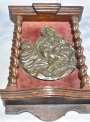 Virgen con el Niño, imagen de metal sobre paño bordó, enmarcado. Con Columnas saloménicas taslladas en madera.