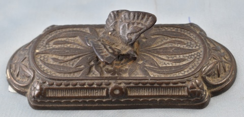 Pisapapel de hierro con mariposa. Frente: 12,8 cm.