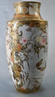 Vaso de porcelana Japonesa Satsuma. Desgastes. Alto 36 cm.