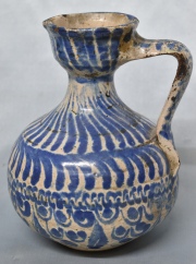Jarra cerámica española con esmalte azul. Alto: 20,5 cm.