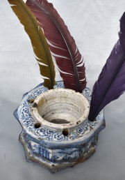 Antiguo Tintero de cerámica española con esmalte azul. Deterioros. Frente: 17 cm.