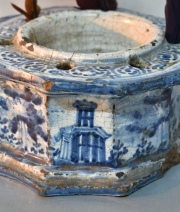 Antiguo Tintero de cerámica española con esmalte azul. Deterioros. Frente: 17 cm.