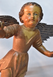 Angel con alas, talla de madera. Faltantes. Alto: 26 cm.