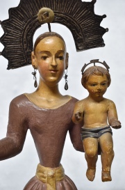 Virgen y El Niño, talla Boliviana. Pequeños deteroioros. Alto: 49 cm.