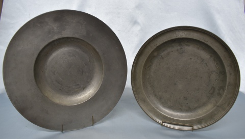 Par de platos circulares de Peltre. Diámetro: 38,8 y 35 cm.