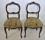 Par de sillas, con Restauraciones, estilo Luis XV, de madera tallada con ornamentacion de rocallas y estilaziones veget