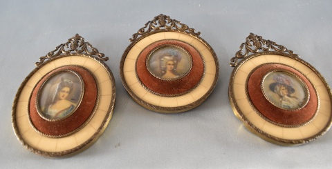 Tres miniaturas, figuras femeninas, marcos de pasta y bronce.