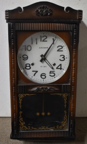 Reloj de pared Aikosha. Con péndulo y llave. Alto: 61 cm.